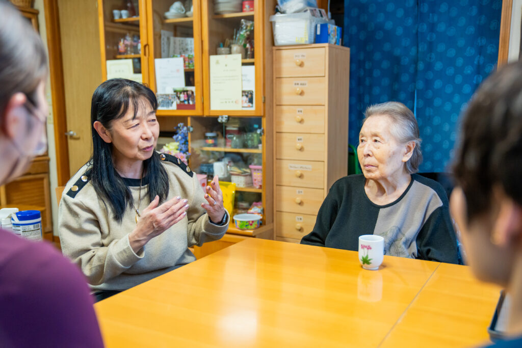 話をする女性