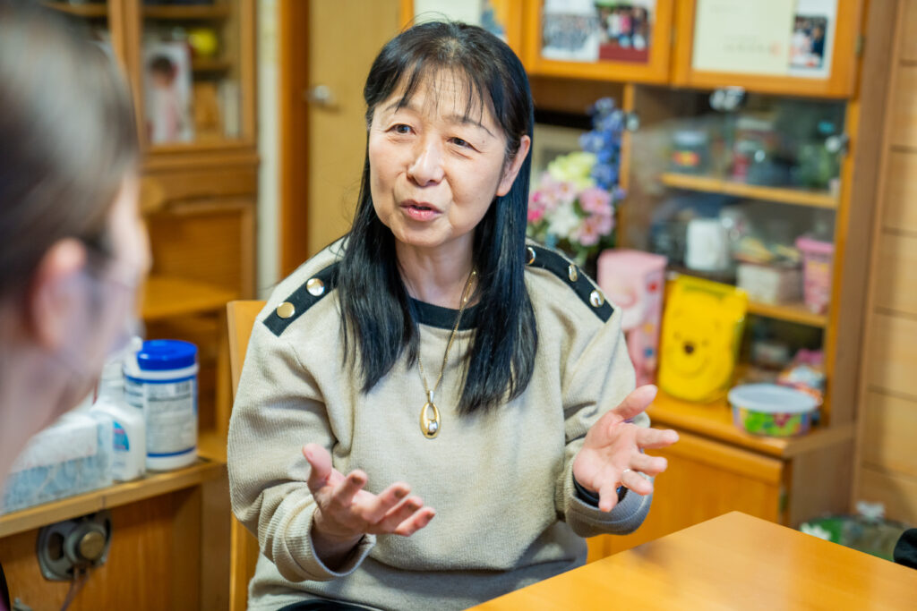話をする女性