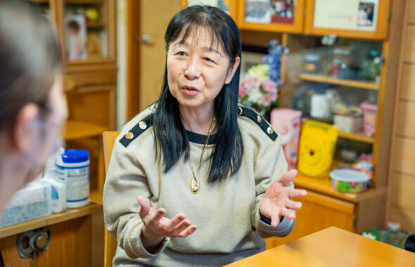 話をする女性
