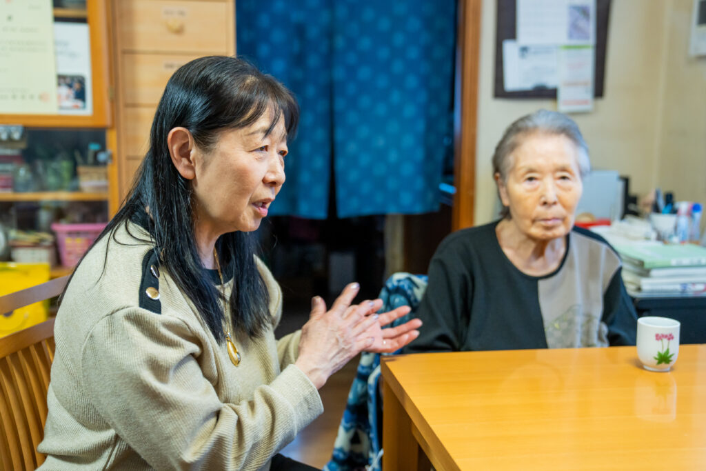 話をする女性