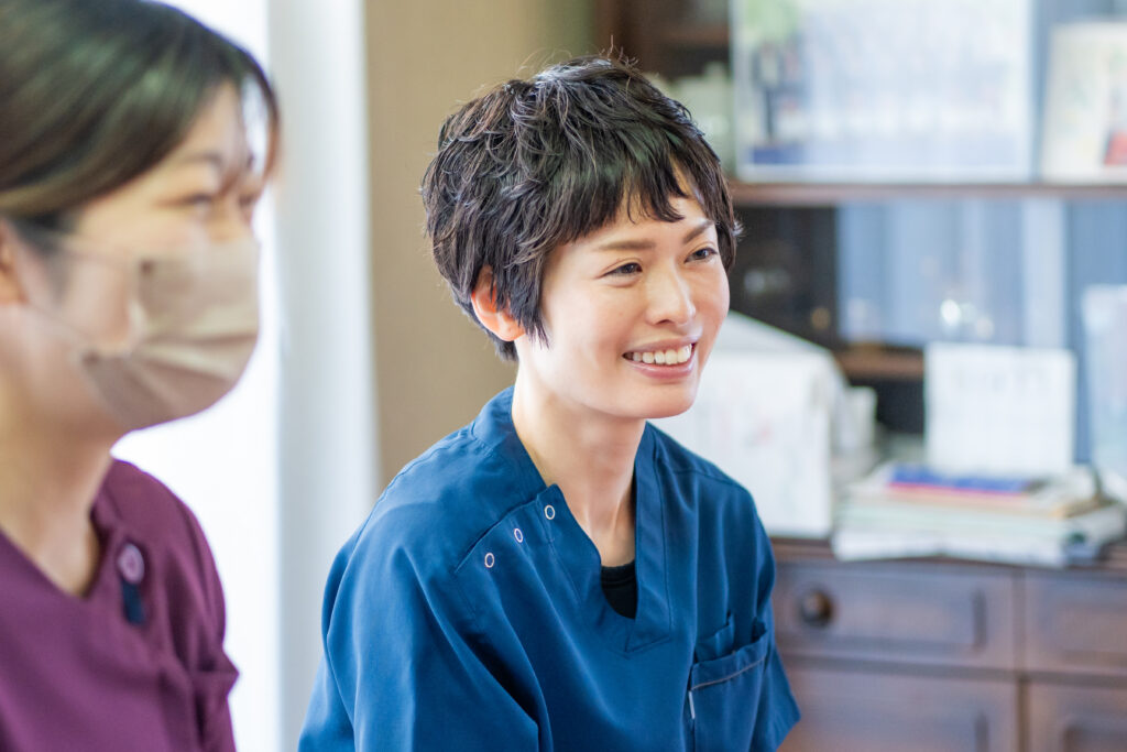 話を聞く女性