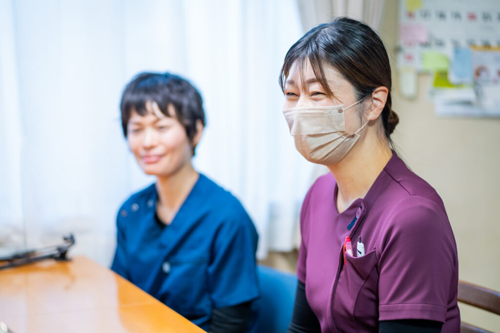 話を聞く女性