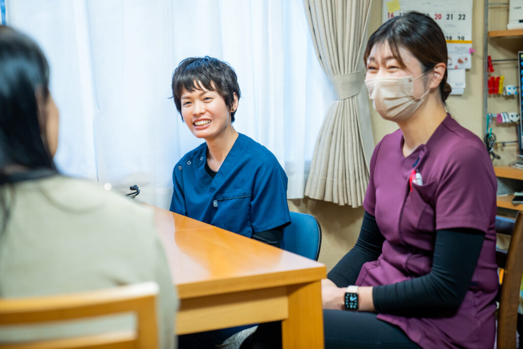 話を聞く女性