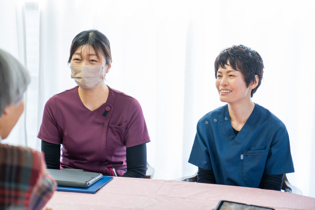 話を聞く女性