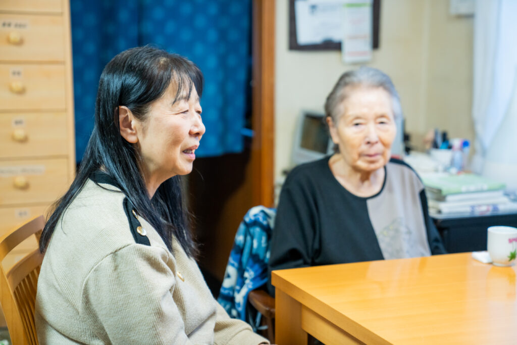 話をする女性