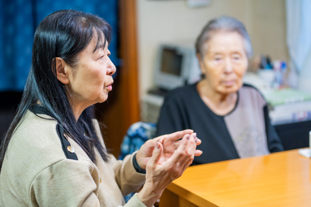 話をする女性