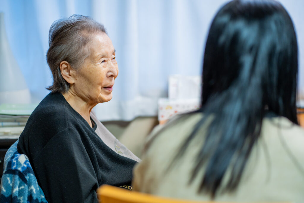 話をする女性