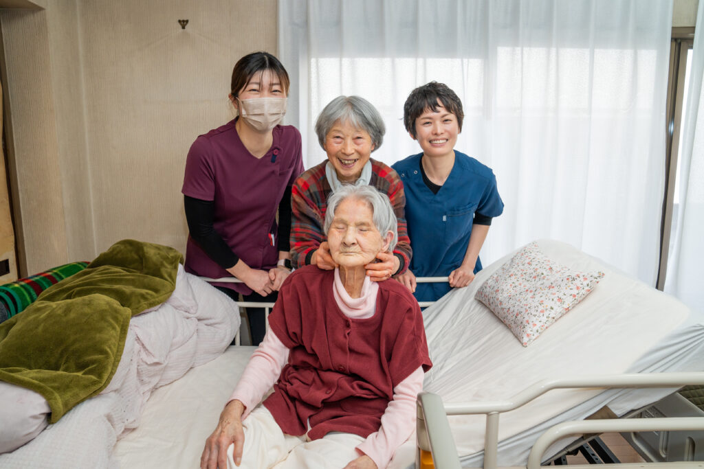 病室での4人の写真