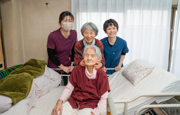 病室での4人の写真