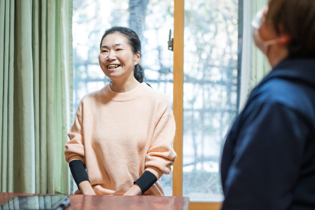 笑顔で話す女性