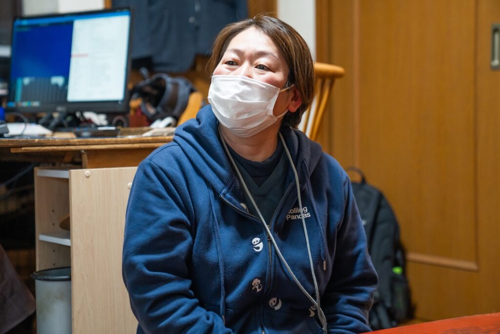 マスクをつけている女性