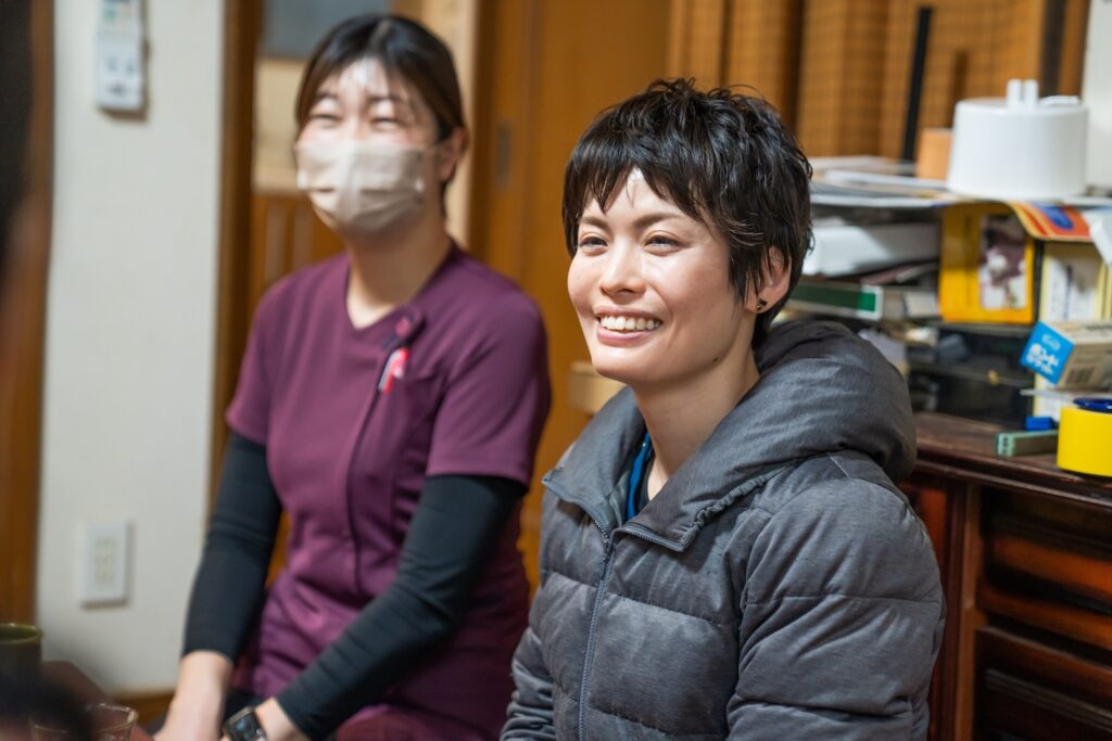 話を聞く女性医師・看護師