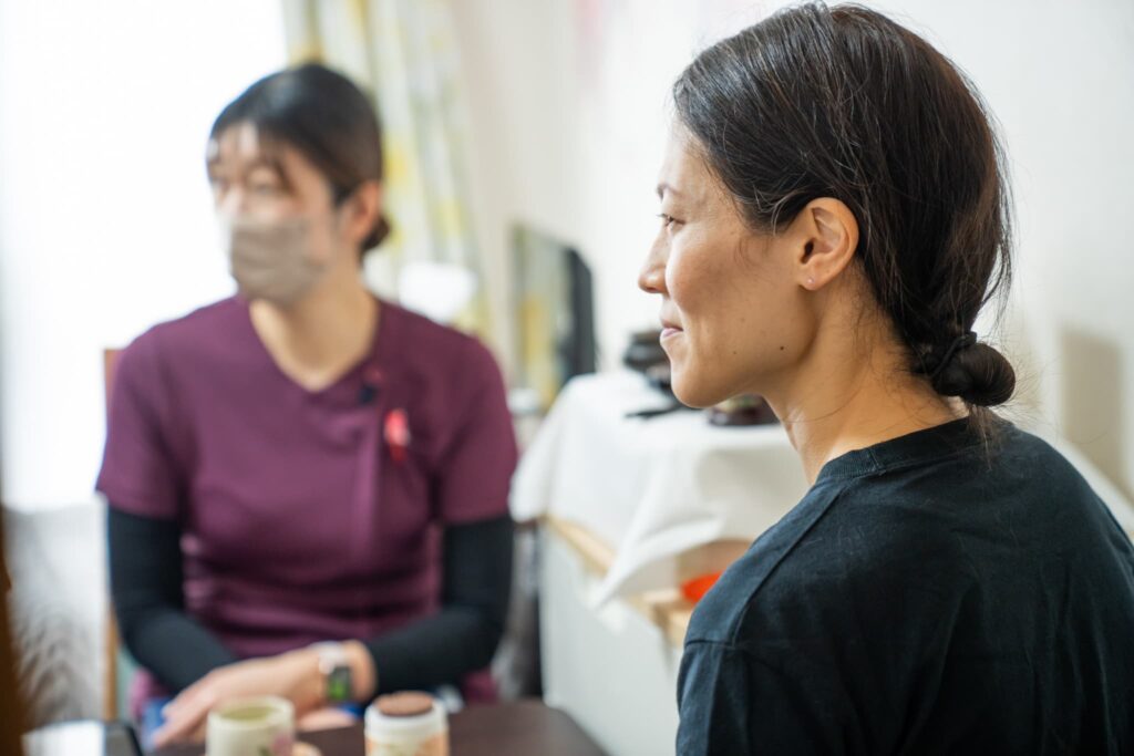 話を聞く女性