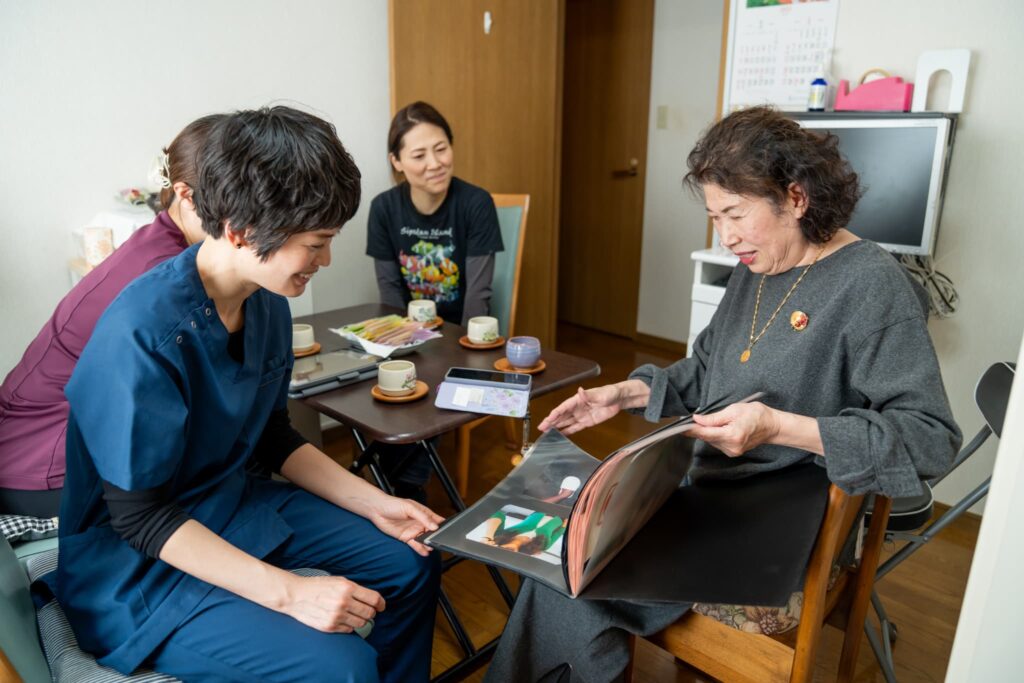写真を見る女性たち