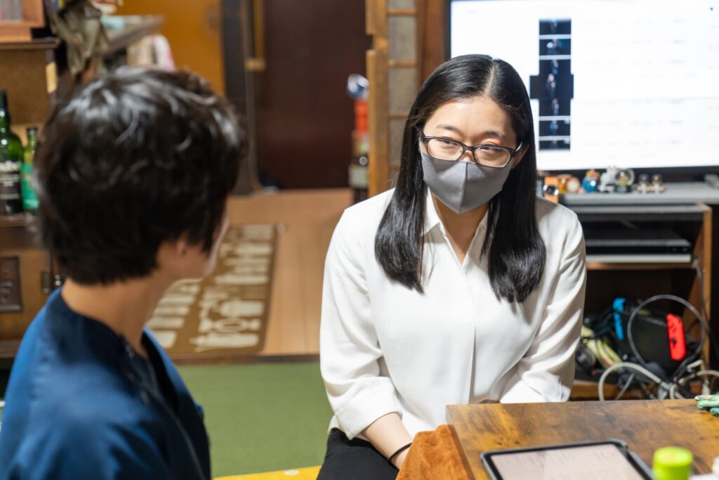 マスクをする女性