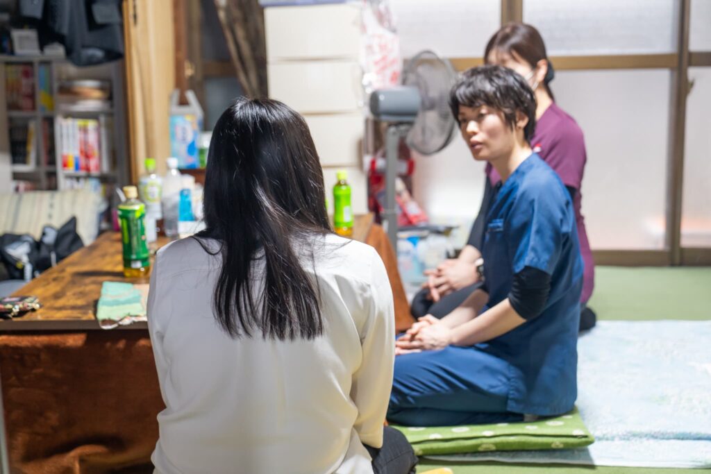 女性の背中