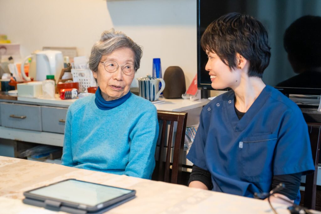 女性のお年寄りと医師