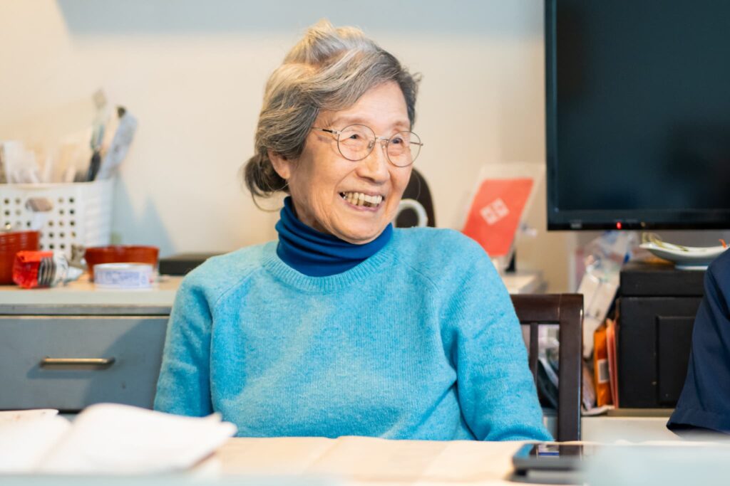 笑顔のお年寄りの女性