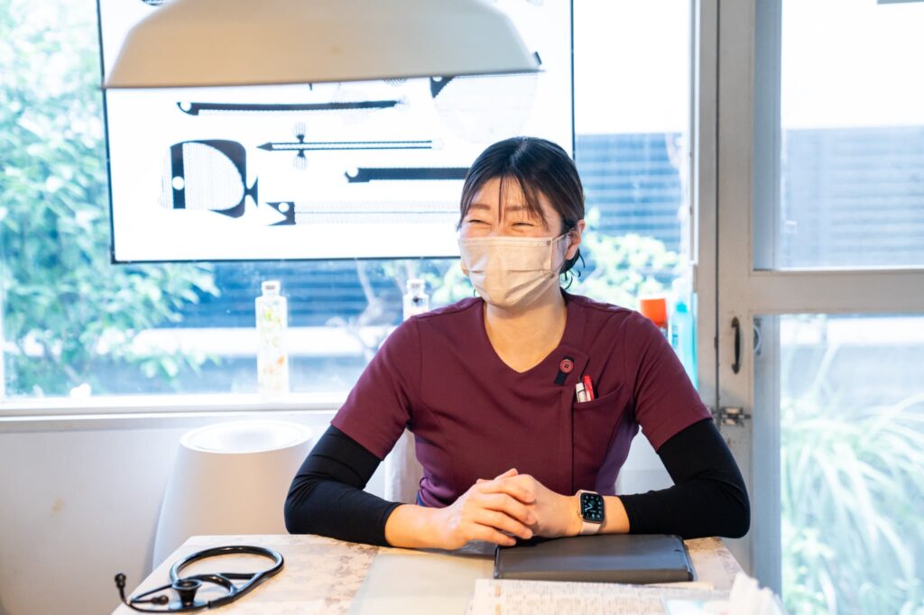笑う看護師