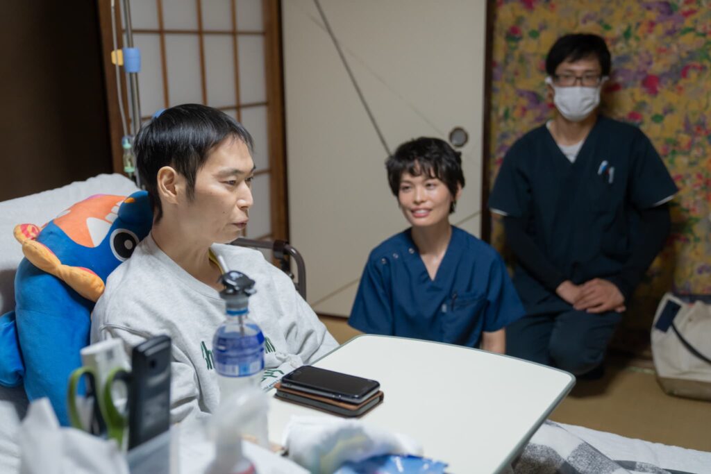 男性患者と医師たち