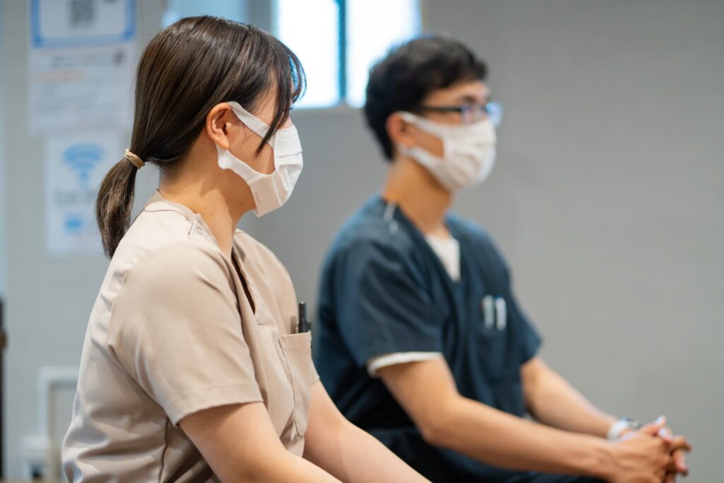 女性看護師と男性看護師