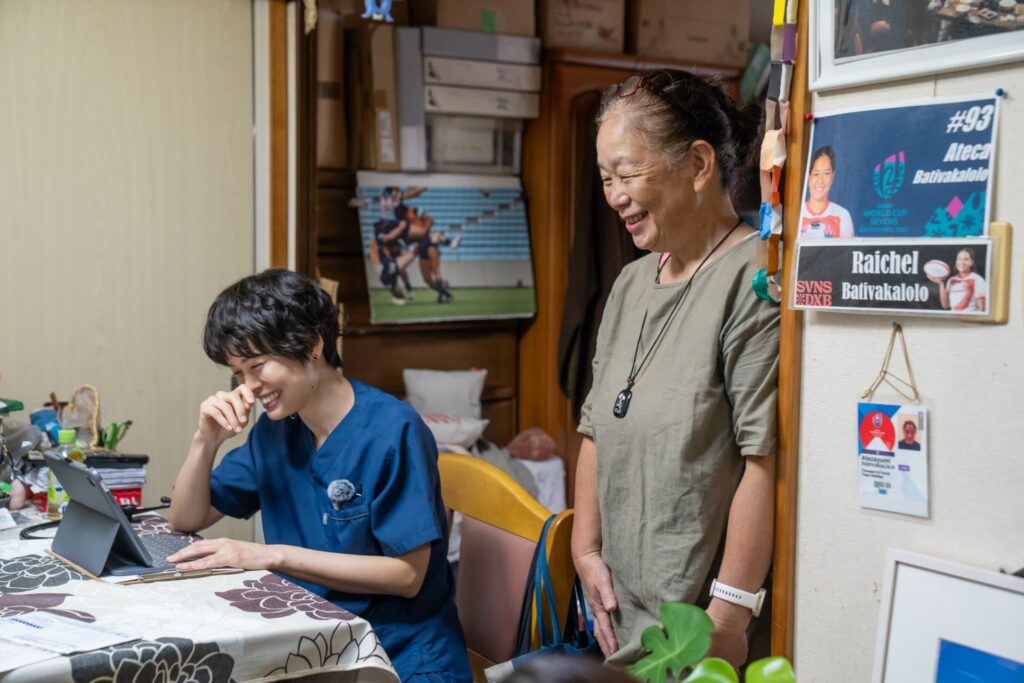 笑顔の女性医師と女性