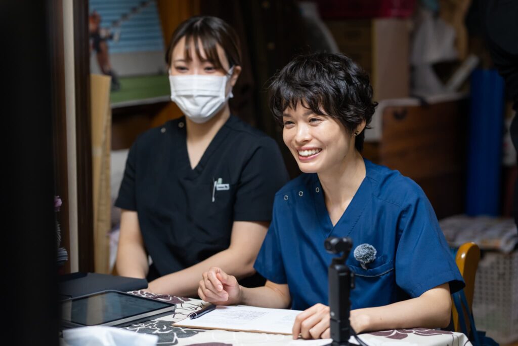 女性医師と看護師