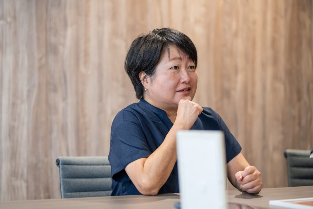 顎に手を置く女性