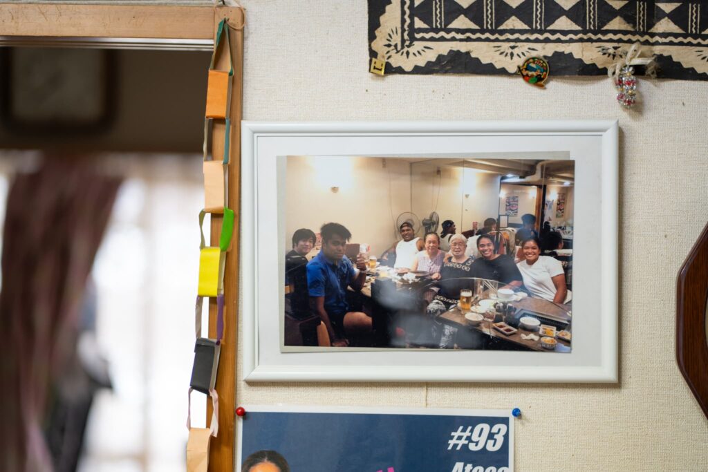 多国籍の人の食事の写真