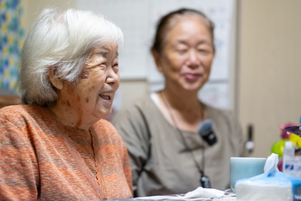 笑顔の高齢の女性