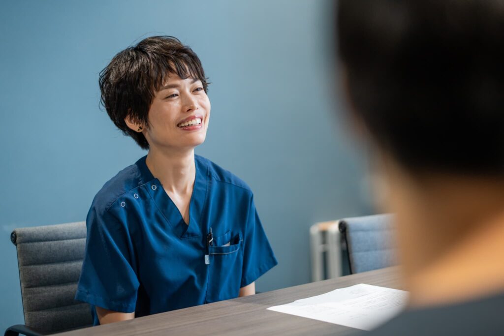 笑顔の女性医師
