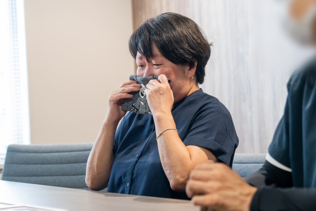 涙を抑える女性