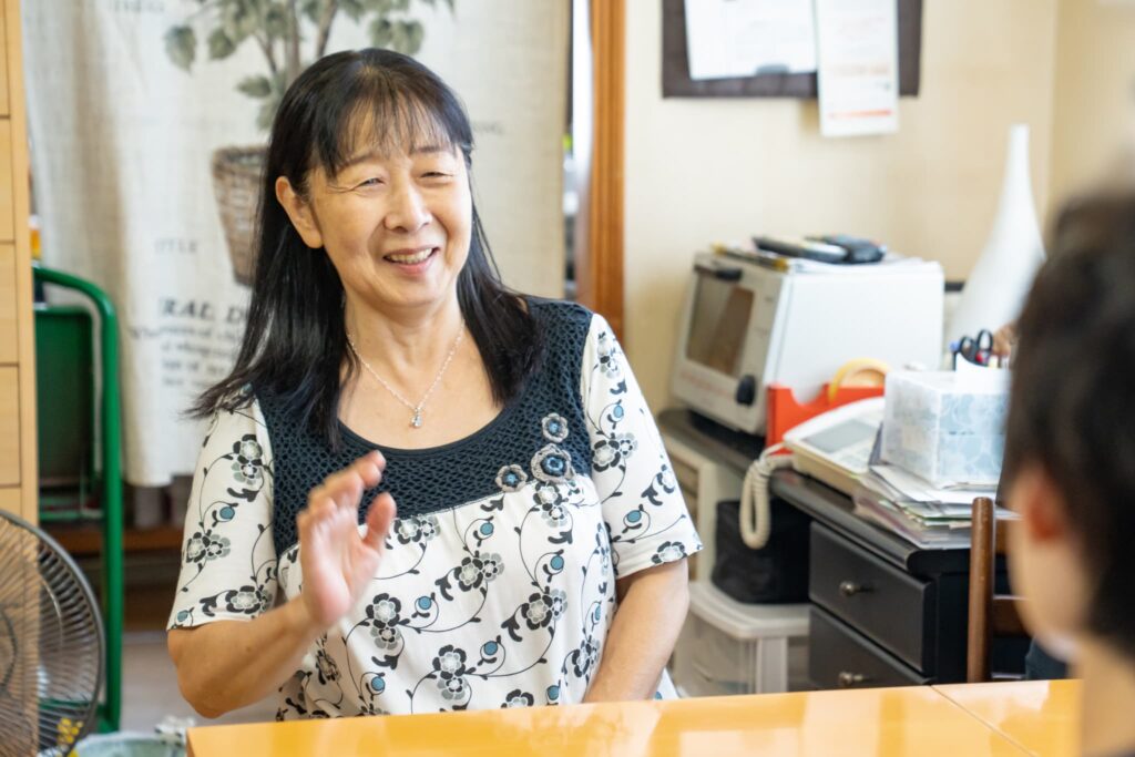 手を使って話す女性