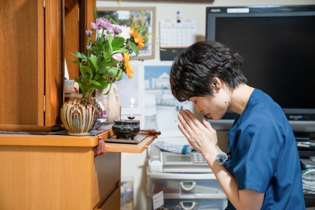 手をあわせる女性医師