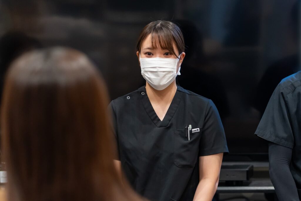 話を聞く女性看護師