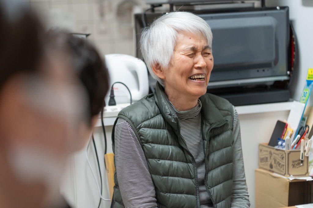 笑顔の高齢女性