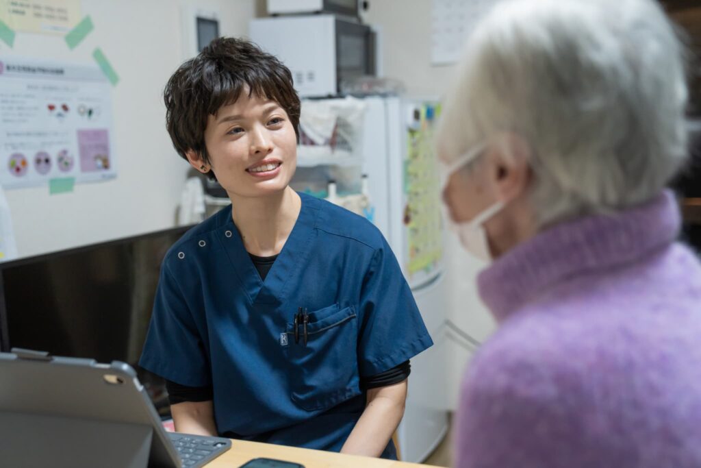 女医と患者の後ろ姿