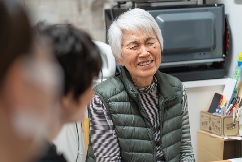 笑顔の高齢女性