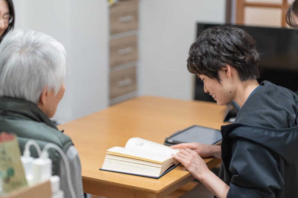 ノートを見る医師