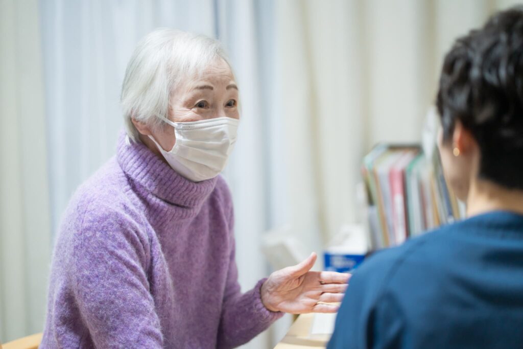 マスクをつけた白髪の女性