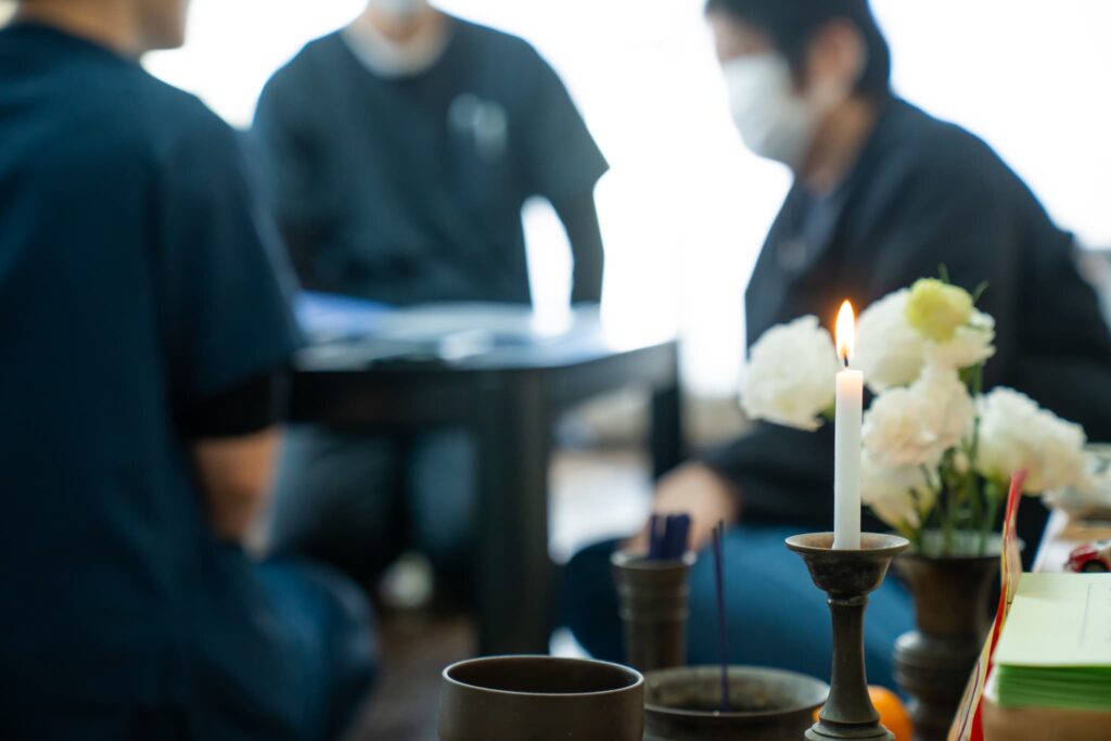 ろうそく越しの人