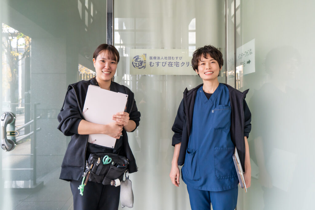 女性医師と女性看護師