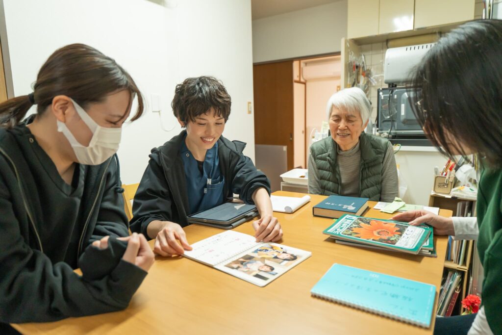 机を囲む女性たち