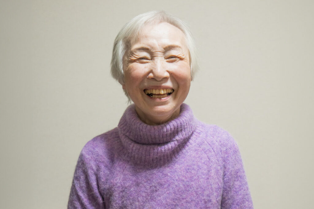 笑顔の白髪の女性
