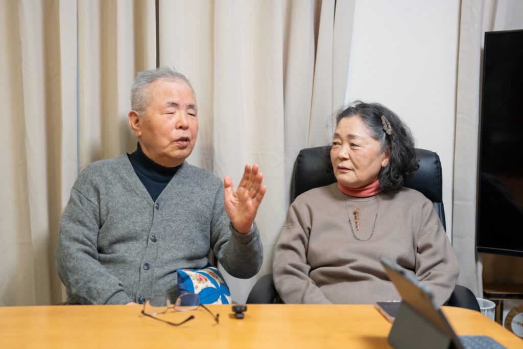 話をする高齢の夫婦