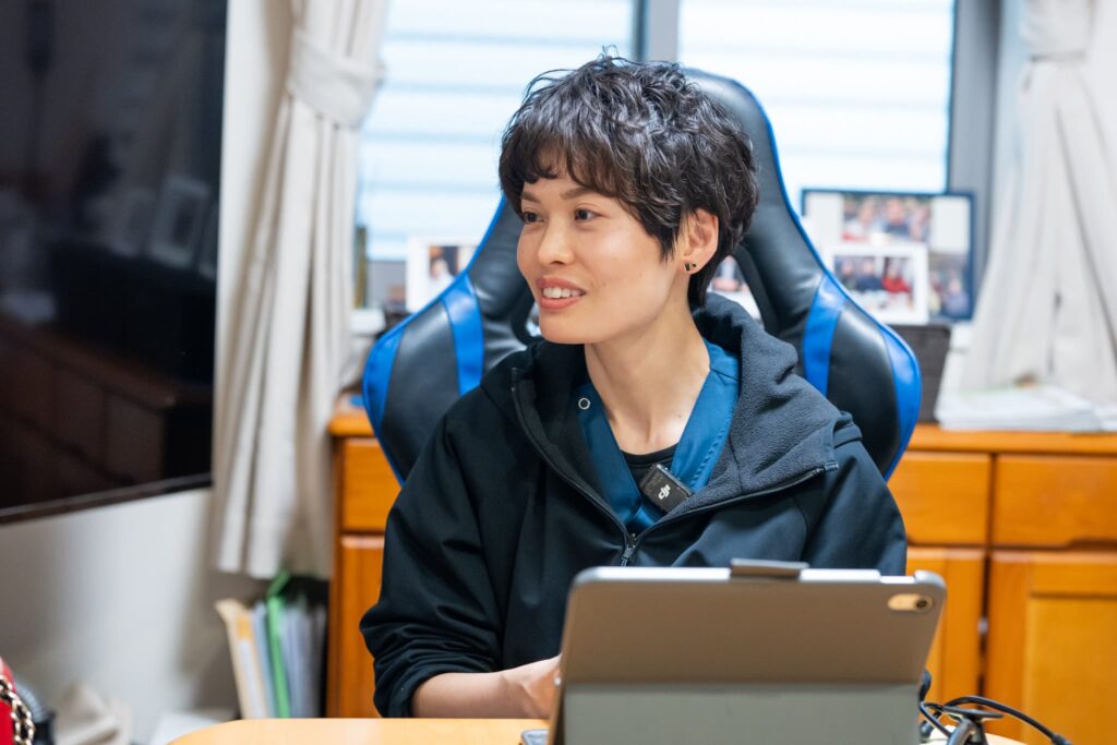 笑顔で話を聞く女性医師