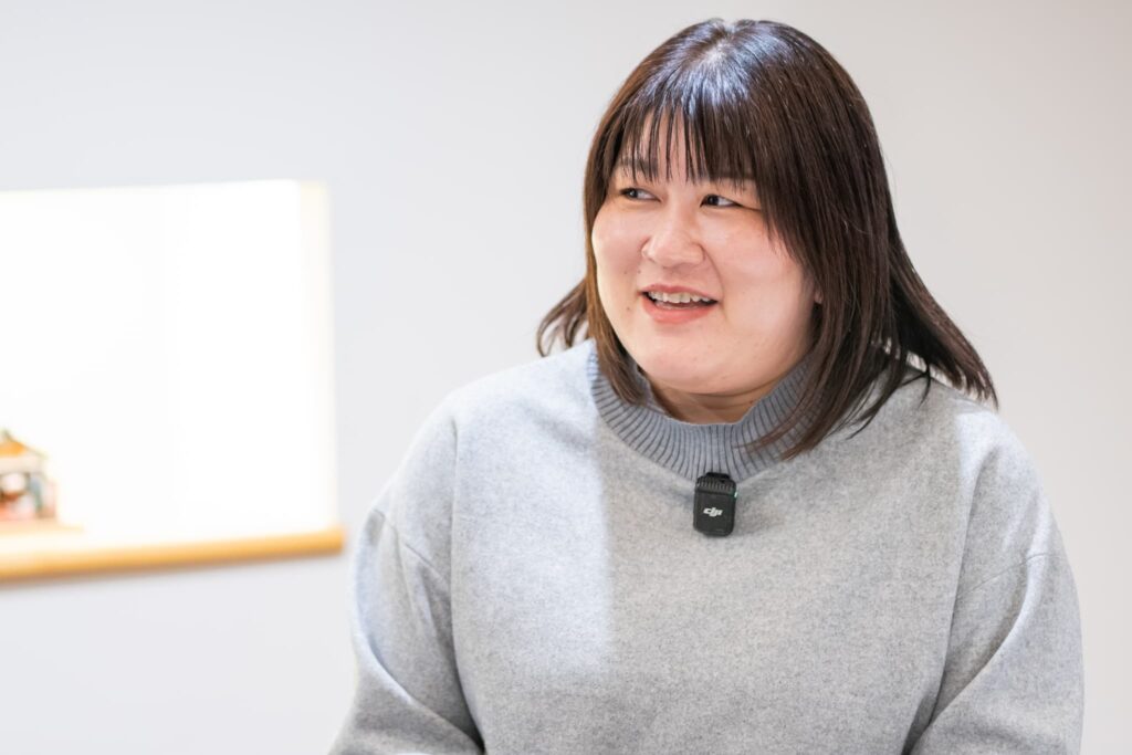 グレーの服を着た女性