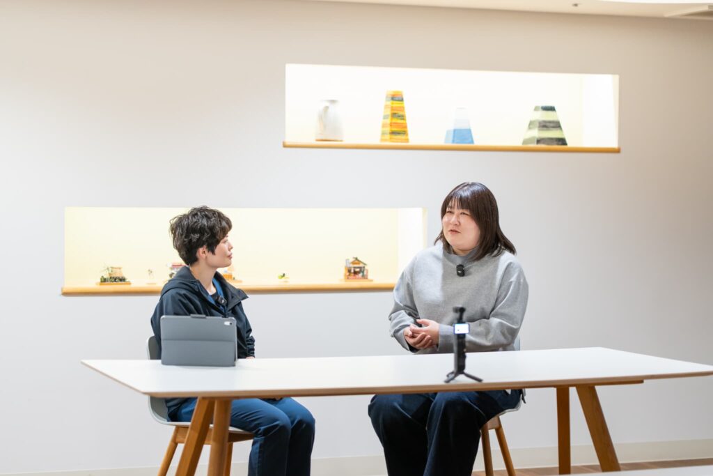 女性2人の対談風景