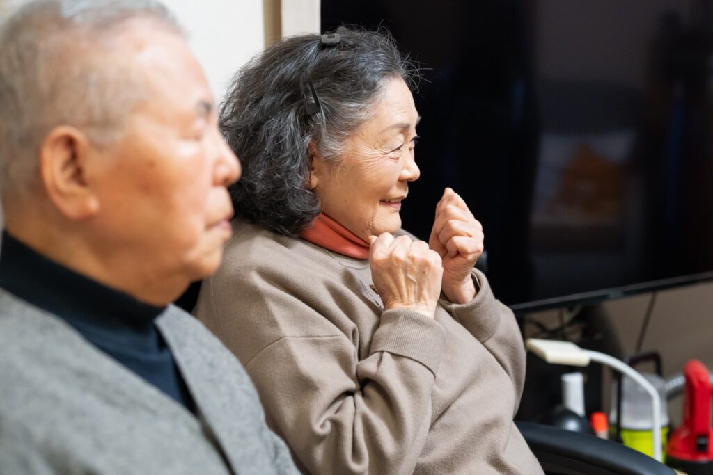 高齢男性と笑顔の高齢女性