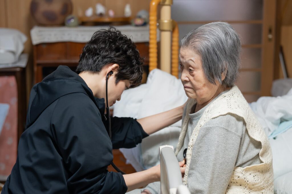 聴診器で心臓の音を聞く女性医師